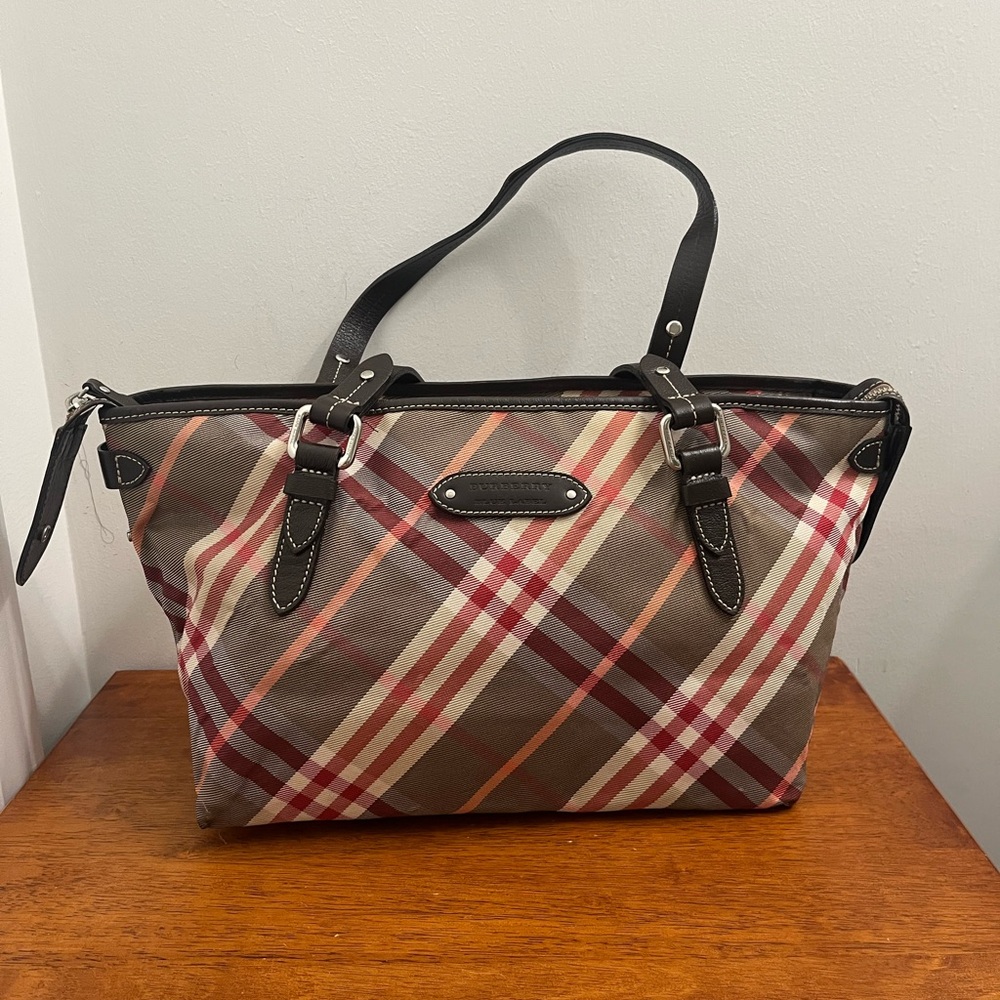 Authentic Burberry tote bag in great condition!
